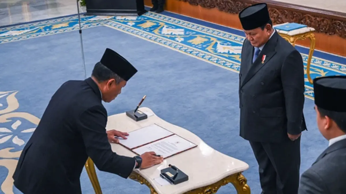 Presiden Prabowo menyaksikan Gubernur Universitas RI Donny Ermawan Taufanto (kiri) menandatangani berita acara pelantikan di Istana Negara, Jakarta, Rabu (22/7/2026). (Galih Pradipta/ANTARA FOTO)