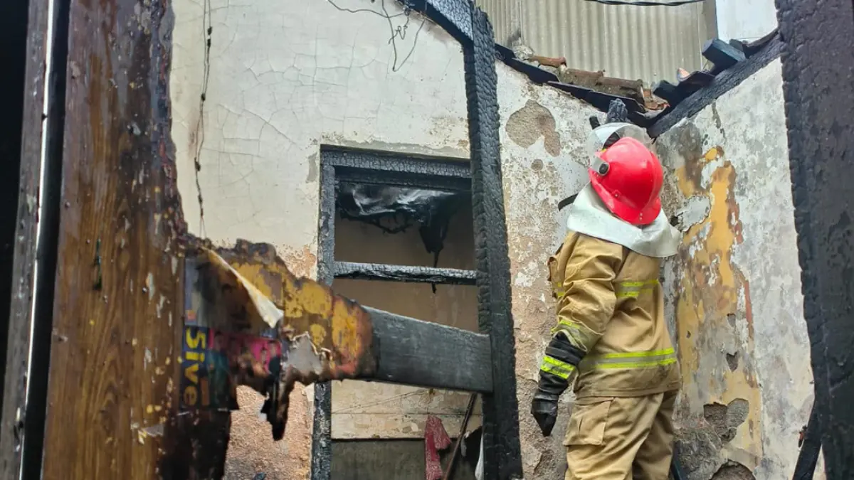 Sejumlah personel Damkarmat Banyuwangi berusaha memadamkan api yang membakar rumah Suratin di Kelurahan Kepatihan, Kecamatan Banyuwangi, Kamis (23/7). (Damkarmat Banyuwangi)