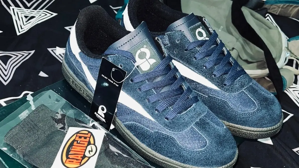 Sepatu lokal semakin diminati berkat kualitas, desain modern, dan harga terjangkau. (Sinta untuk Radar Banyuwangi)