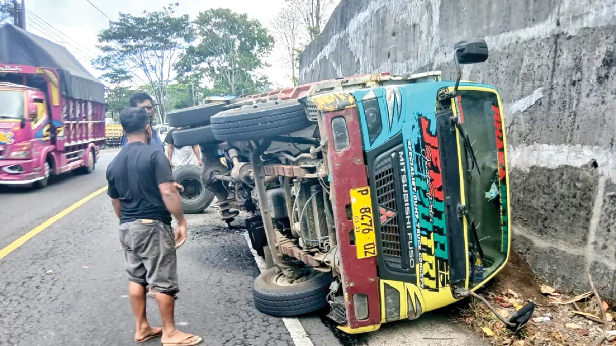 Truk engkel terguling di jalur Gumitir, tepatnya di Dusun Barurejo, Desa Kalibarumanis, Kecamatan Kalibaru, Kamis (23/7). (WIJI untuk Radar Banyuwangi)