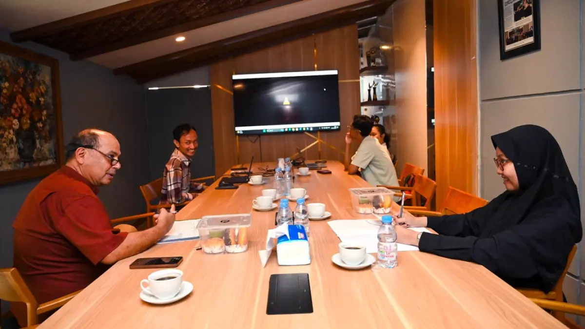 CERMAT: Tim juri melakukan penilaian video peserta English Speech Contest di kantor Jawa Pos Radar Banyuwangi, Jumat (24/7). (Ramada Kusuma/Radar Banyuwangi)