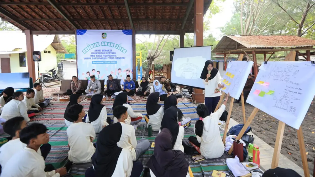 Kalangan pelajar SMP dan SMA/sederajat mengikuti Rembuk Anak di kawasan wisata Pantai Pulau Santen, Banyuwangi, Kamis (23/7). (Humas Pemkab Banyuwangi)