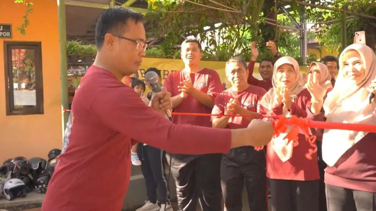 Kepala SMA Negeri 1 Banyuwangi Imam Nur Samsudin saat memotong pita sebagai tanda resmi dimulainya kegiatan Jalan Sehat Pra-Pramfest dalam rangka memperingati Dies Natalis SMA Negeri 1 Banyuwangi, Jumat (24/7/2026). (Istimewa)