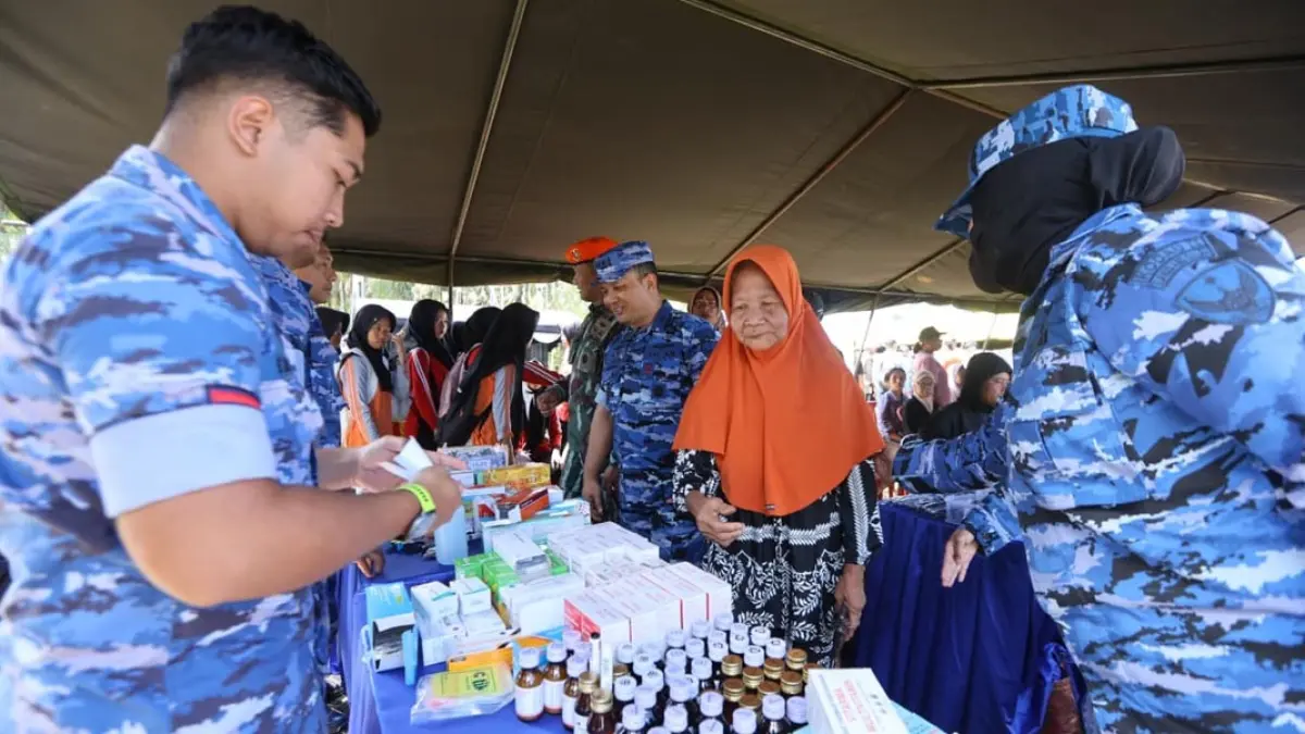 Lanud Abdurrahman Saleh menggelar bakti sosial Hari Bakti ke-79 TNI AU di Banyuwangi dengan membagikan 150 sembako dan layanan kesehatan gratis. (banyuwangikab.go.id)