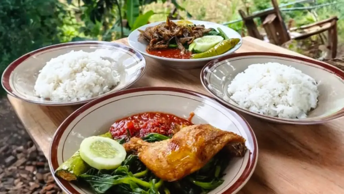 Lauk ikan wader menjadi menu andalan Warung Puthuk Mbok Misnah yang terletak di Desa Kenjo, Kecamatan Glagah. (Ramada Kusuma/Radar Banyuwangi)