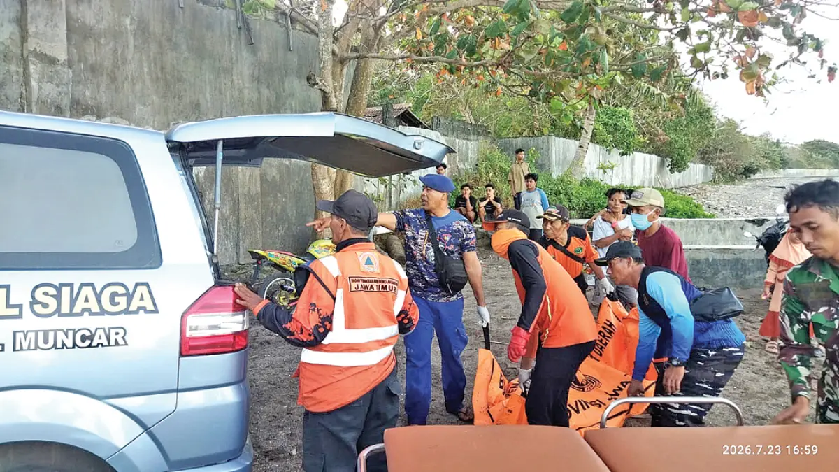 Nelayan yang tenggelam di Tanjung Sembulungan ditemukan di Palu Kuning, Desa Kumendung, Kecamatan Muncar, pada Kamis (23/7). (Enggar for Radar Banyuwangi)