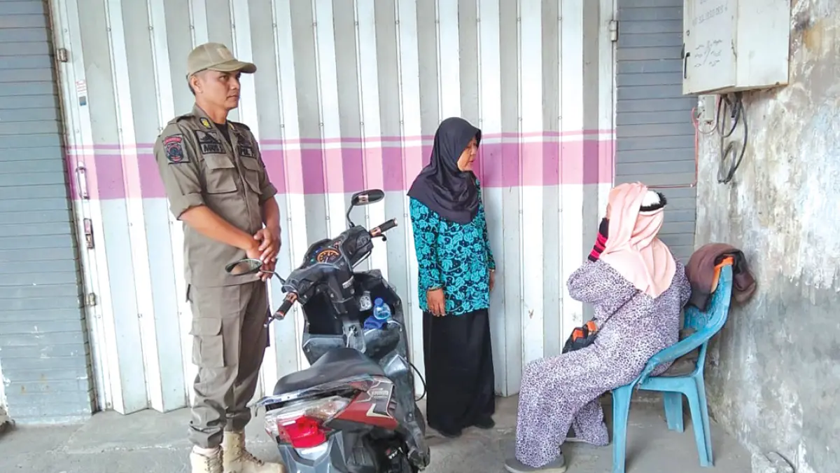 Petugas melakukan penertiban pengamen dan pengemis di kawasan simpang tiga Benculuk, Kecamatan Cluring, Jumat (24/7). (Titik Handayani for Radar Banyuwangi)