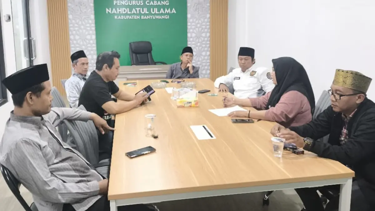 Rapat persiapan pelaksanaan Isbat Nikah dihadiri Ketua PCNU Banyuwangi Achmad Turmudzi, Sekretaris Bisri Mustofa, dan Bendahara Junaedi, dan Ketua LKKNU Dalilatus Saadah, Jumat (24/7). (Haikal Kafili for Radar Banyuwangi)
