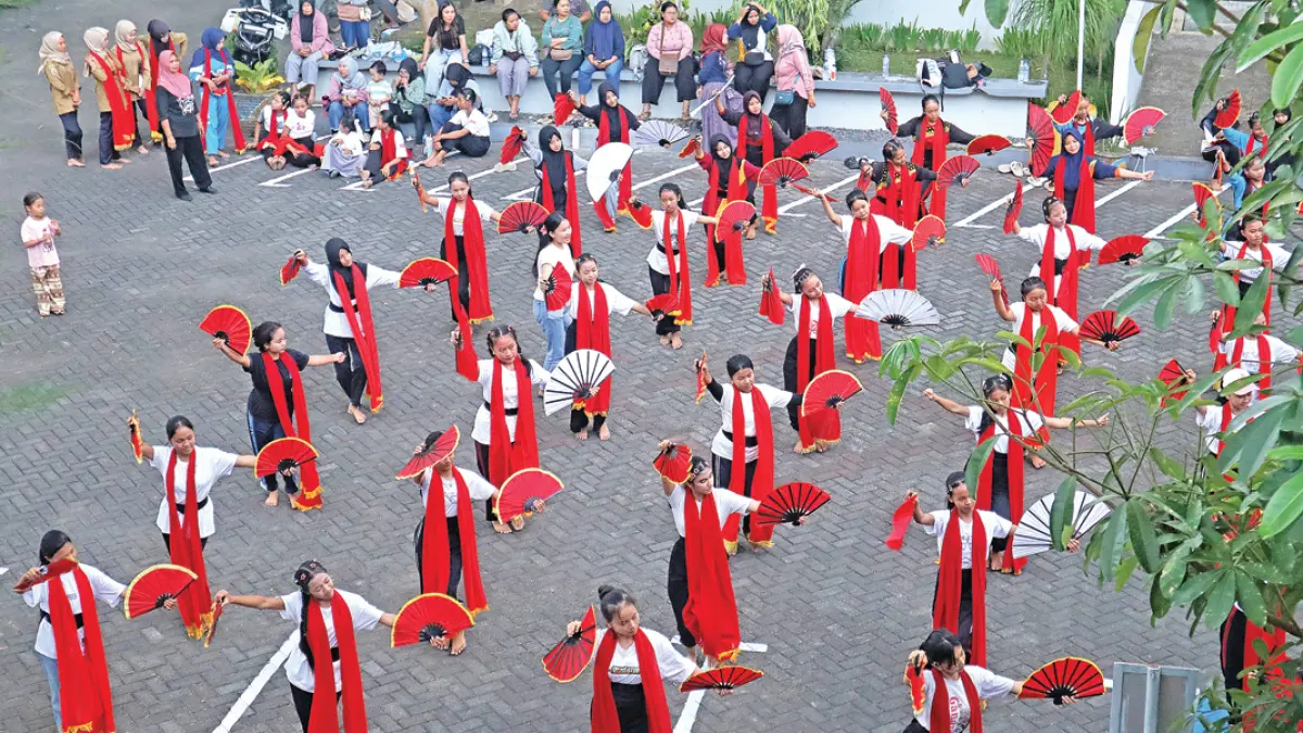 Ratusan pelajar tingkat SD, SMP, hingga SMA/sederajat mengikuti pra seleksi kontingen Festival Gandrung Sewu 2026 di halaman kantor Kecamatan Genteng, Jumat (24/7). (Salis Ali/Radar Banyuwangi)