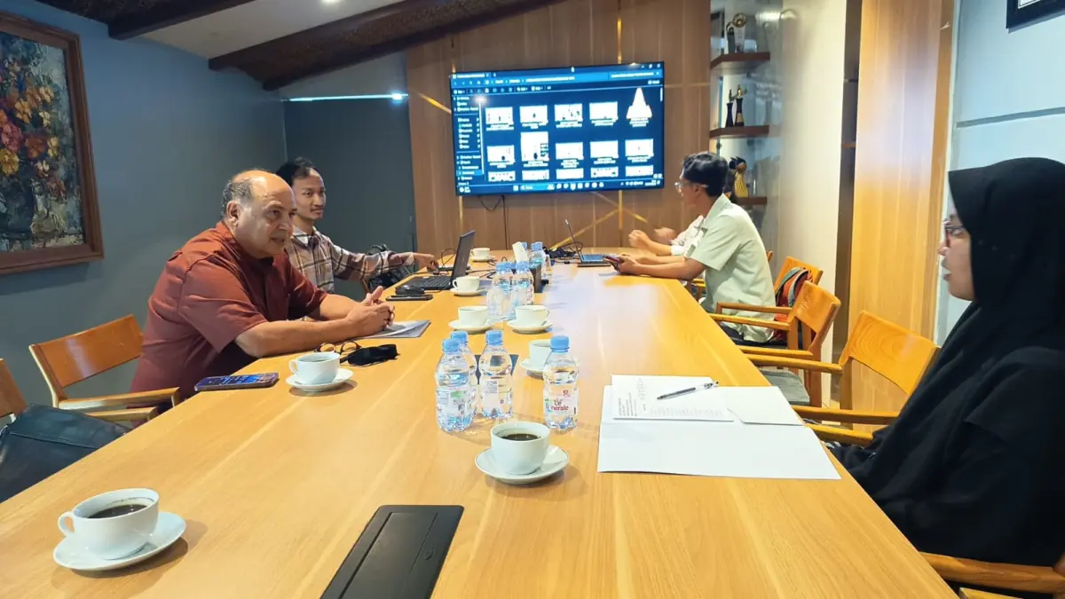 Tim juri melakukan penilaian video peserta English Speech Contest di kantor Jawa Pos Radar Banyuwangi, Jumat (24/7). (Gerda Sukarno Prayuda/Radar Banyuwangi)