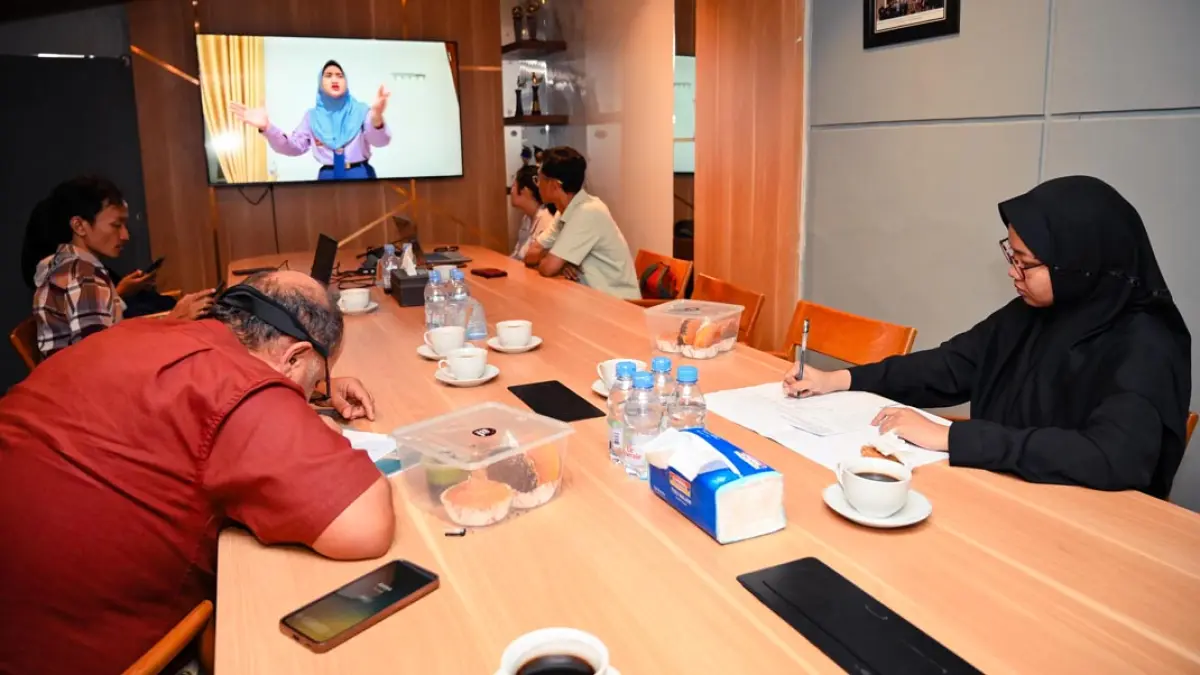 Tim juri melakukan penilaian video peserta English Speech Contest di kantor Jawa Pos Radar Banyuwangi, Jumat (24/7). (Ramada Kusuma/Radar Banyuwangi)