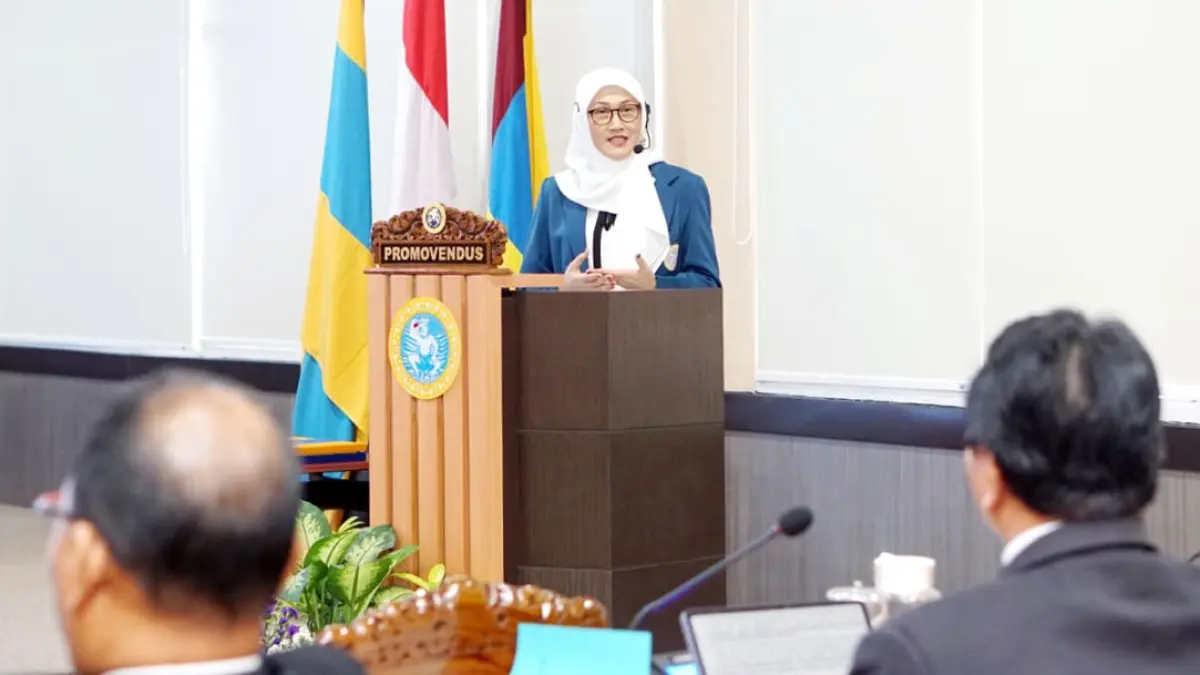LULUS DENGAN IPK 3,97: Plt Direktur RSUD Blambangan dr Siti Asiyah Anggraeni memaparkan hasil disertasi di hadapan penguji Sekolah Pascasarjana Program Studi S3 Pengembangan Sumber daya Manusia Airlangga Surabaya, Selasa (21/7). (dr Asiyah for Radar Banyuwangi)