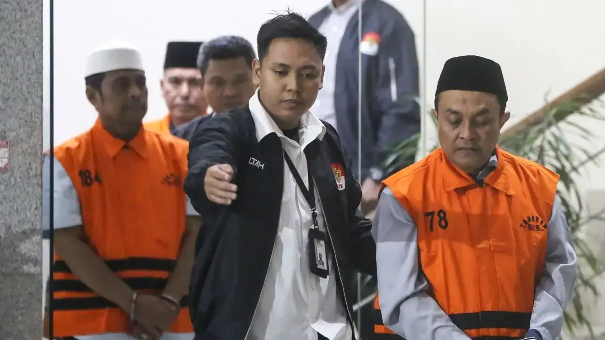 Tersangka kasus dugaan korupsi dana hibah Pemerintah Provinsi Jawa Timur Achmad Yahya (kanan), Ra Wahid Ruslan (kiri), dan M Fathullah (kedua kiri) mengenakan rompi tahanan usai menjalani pemeriksaan di Gedung Merah Putih KPK, Jakarta, Rabu (22/7/2026). KPK menahan ketiganya karena diduga menyuap anggota DPR RI Anwar Sadad saat menjabat Wakil Ketua DPRD Jawa Timur periode 2019-2024 dalam kasus korupsi dana hibah kelompok masyarakat Pemerintah Provinsi Jawa Timur tahun anggaran 2019-2022. (ANTARA FOTO/Reno Esni)
