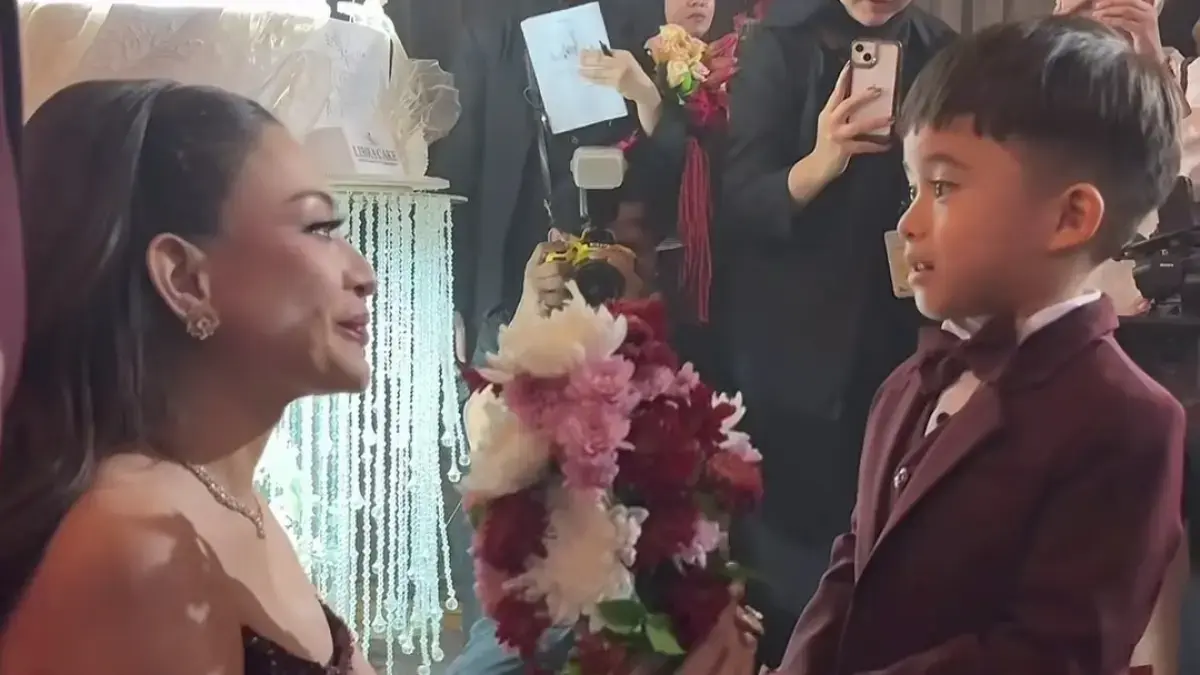 Adzam bikin Nathalie Holscher terharu di acara resepsi pernikahannya bersama Aripat. (Instagram: nathalieholscher)