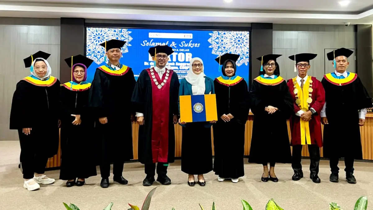 BERKAT KEMAUAN KERAS: dr. Siti Asiyah Anggraeni bersama dosen penguji setelah berhasil meraih gelar Doktor dengan raihan IPK 3,97. (dr Asiyah for Radar Banyuwangi)