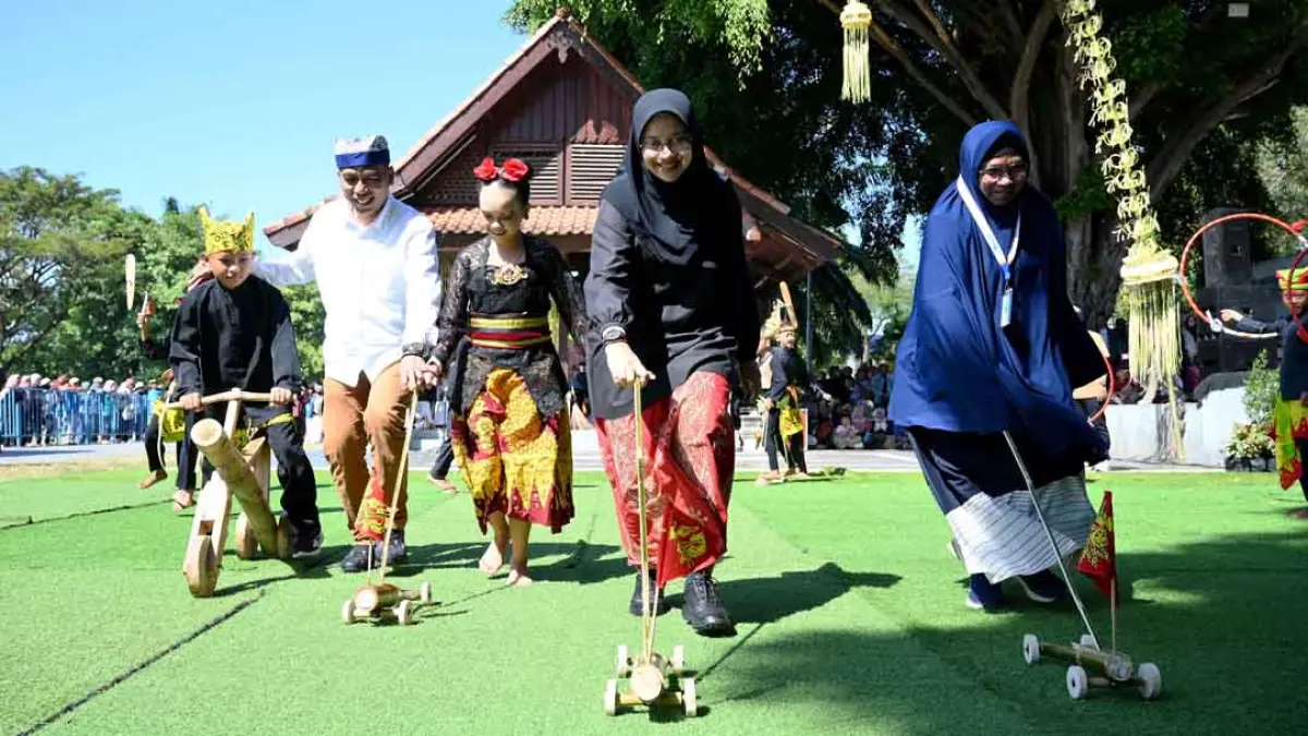 Bupati Ipuk Fiestiandani dan Dwi Marhen Yono selaku Asisten Deputi Aksesibilitas dan Amenitas Wilayah II Kementerian Pariwisata ikut memainkan mobil-mobilan berbahan bambu dan kulit buah pomelo. (Ramada Kusuma/Radar Banyuwangi)