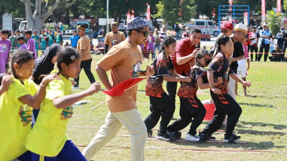 Festival Memengan Banyuwangi mengenalkan permainan tradisional kepada generasi Alpha sekaligus menguatkan pendidikan karakter dan mengurangi ketergantungan gawai. (banyuwangikab.go.id)