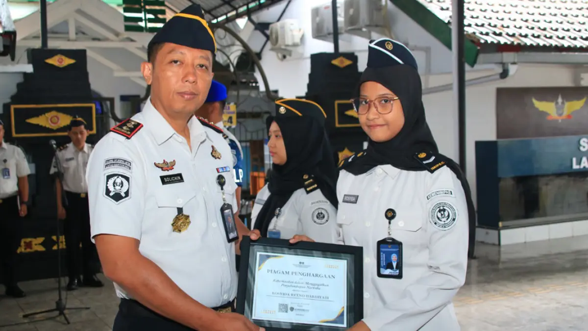 Kalapas Banyuwangi Solichin memberikan penghargaan kepada para petugas lapas yang berhasil menggalkan penyelundupan sabu. (Bagus Rio/Radar Banyuwangi)