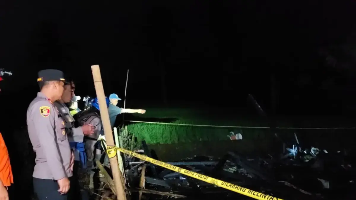 Polsek Nyalindung bersama petugas gabungan saat olah TKP kebakaran yang menewaskan tiga anak di Kampung Babakan Bandung, Desa Wangunreja, Kecamatan Nyalindung, Kabupaten Sukabumi, Kamis (23/7) malam. (Istimewa)