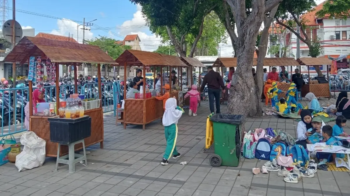 Stan makanan dan minuman ramai diserbu pengunjung sejak pagi hingga siang. (Balquisse untuk Radar Banyuwangi)
