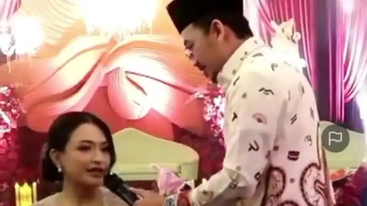 Ustadz Syam tuntun Nathalie Holscher untuk berjanji tidak Lagi menerima saweran. (Istimewa)