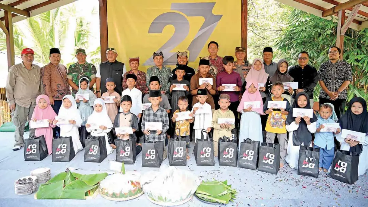 BERBAGI: Direktur JP-RaBa Samsudin Adlawi (belakang, tujuh dari kiri), Camat Licin Donny Arsilo Sofyan (enam dari kiri), Kepala Lapas Banyuwangi Solichin (lima dari kanan), Kapolsek Licin AKP Karyadi (empat dari kanan), serta para mitra dan kepala desa se-Kecamatan Licin bersama anak-anak yatim di kawasan Pemandian Talang Paran, Desa Tamansari, Kecamatan Licin, Minggu (26/7). (Ramada Kusuma/Radar Banyuwangi)