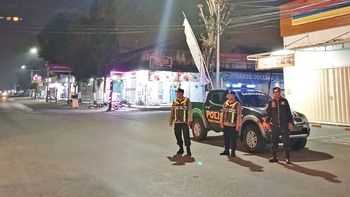 Anggota Polsek Purwoharjo melaksanakan patroli di titik rawan balap liar serta gangguan kamtibmas di wilayah hukumnya, Minggu dini hari (26/7). (Agus Suhartono for Radar Banyuwangi)