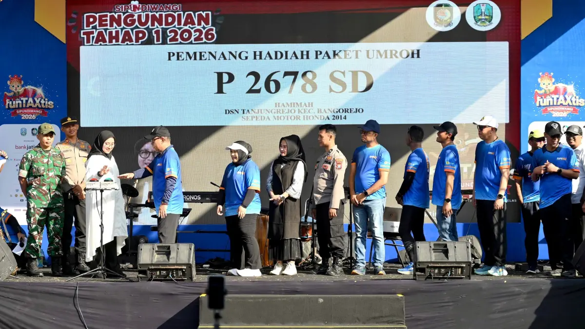 APRESIASI TAAT PAJAK: Bupati Ipuk Fiestiandani didampingi Wabup Mujiono bersiap memencet sirine sebagai simbol pengesahan pemenang hadiah paket umrah program Sipundiwangi dalam rangkaian kegiatan BAPERUN 2026. (RAMADA KUSUMA/RABA)