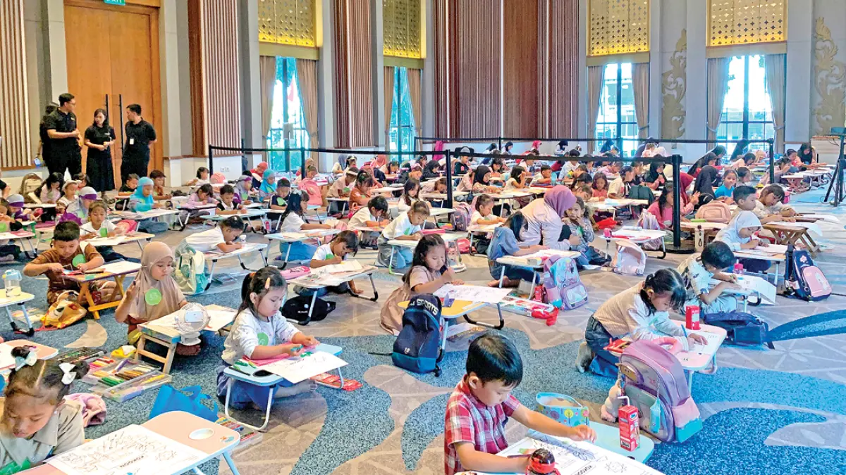 ASAH KREATIVITAS: Ratusan Anak mengikuti lomba mewarnai dalam rangka memperingati HAN 2026 yang digelar Kokoon Hotel Banyuwangi pada Sabtu (25/7). (Foto: Kokoon Hotel)