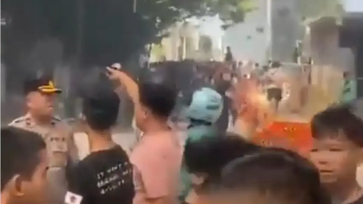 Bentrokan antar kelompok yang diduga melibatkan mata elang dan warga terjadi di Jalan Matraman Dalam, Kelurahan Pegangsaan, Kecamatan Menteng, Jakarta Pusat, pada Minggu (26/7) pagi. (X: @netizenledger)