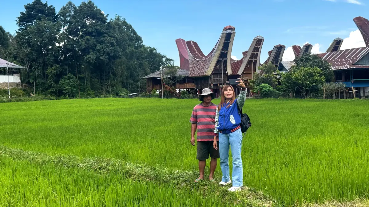 Elce Putri Bontong, seorang tenaga pemasar mikro BRI atau biasa disebut Mantri BRI yang bertugas di Unit Bolu, Rantepao, Toraja Utara, Sulawesi Selatan.