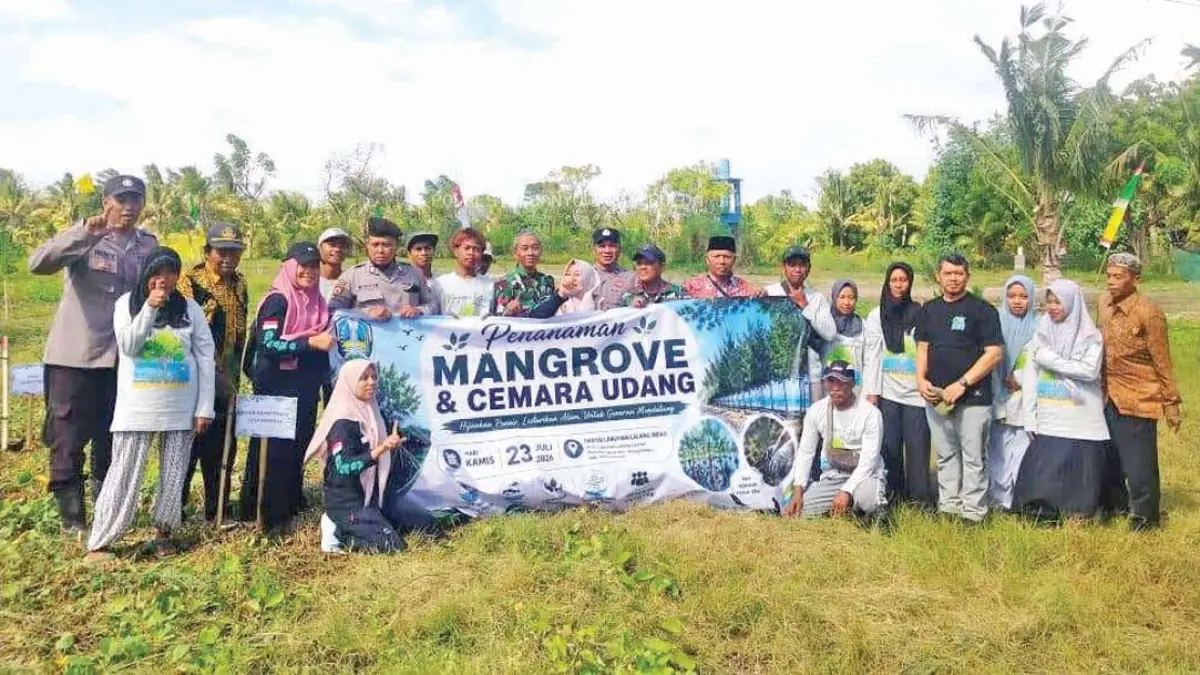 Jajaran Polsek Wongsorejo bersama unsur pemerintah kecamatan, TNI, dan lintas elemen lain menanam bibit mangrove dan cemara udang di Pantai Labuhan Lalang Indah, Desa Bengkak, Minggu (26/7). (Humas Polresta Banyuwangi)