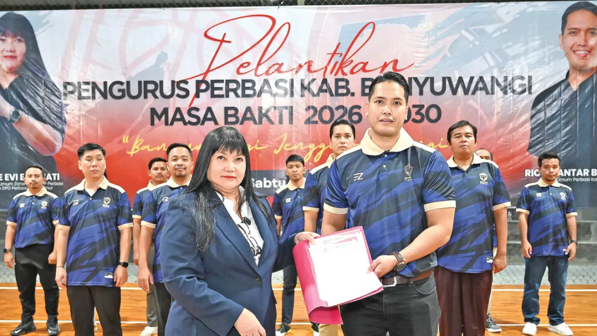 Ketua Perbasi Banyuwangi Ricco Antar Budaya dilantik oleh Ketua DPD Perbasi Jawa Timur Grace Evi Ekawati di Saiki Sport Center, Sabtu malam (25/7). (Ramada Kusuma/Radar Banyuwangi)