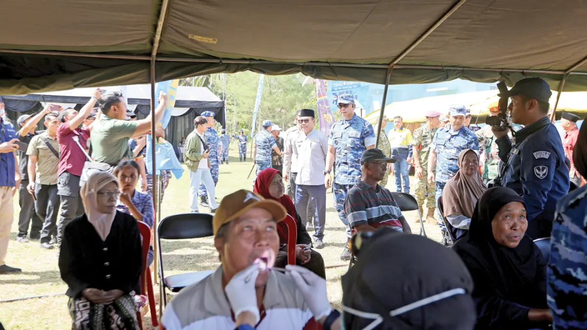 Komandan Lanud Abdurrahman Saleh Marsekal Pertama TNI Reza RR didampingi Wabup Mujiono meninjau baksos yang digelar di Desa Sarongan, Kecamatan Pesanggaran. (Humas Pemkab Banyuwangi)