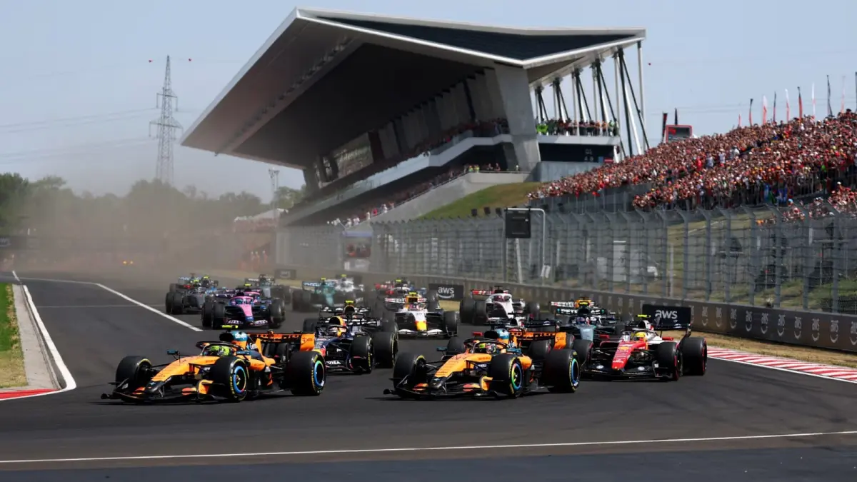 Lando Norris meraih kemenangan perdana Formula 1 musim 2026 di Grand Prix Hungaria setelah memanfaatkan strategi McLaren dan insiden Oscar Piastri. (F1)