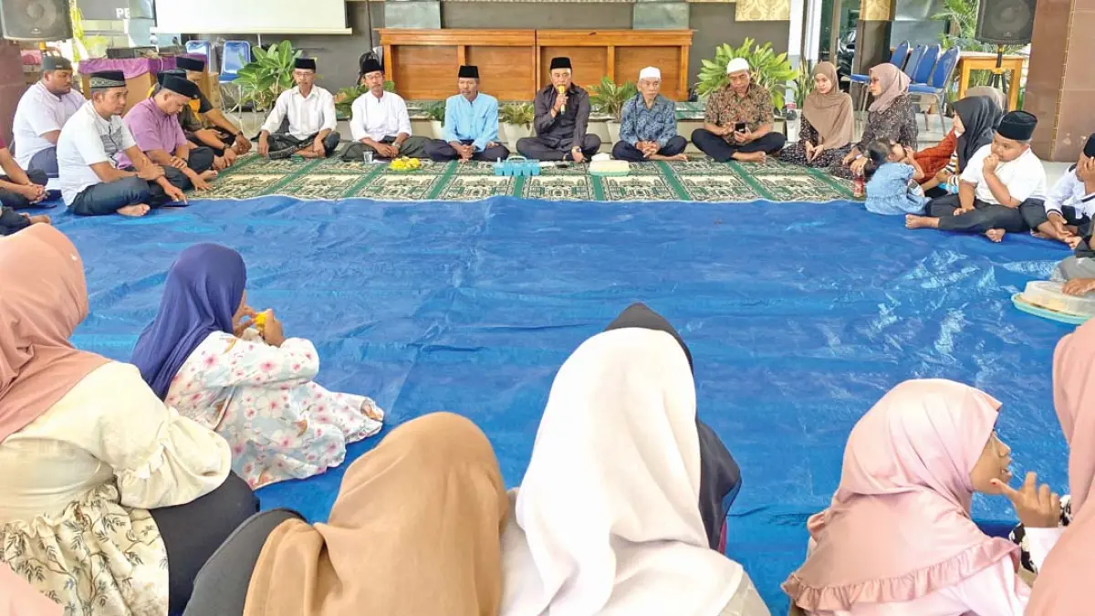 MENEBAR MANFAAT: Perangkat Pemerintah Desa Sembulung menggelar bersih desa sekaligus santunan anak yatim. (Suprayitno for Radar Banyuwangi)