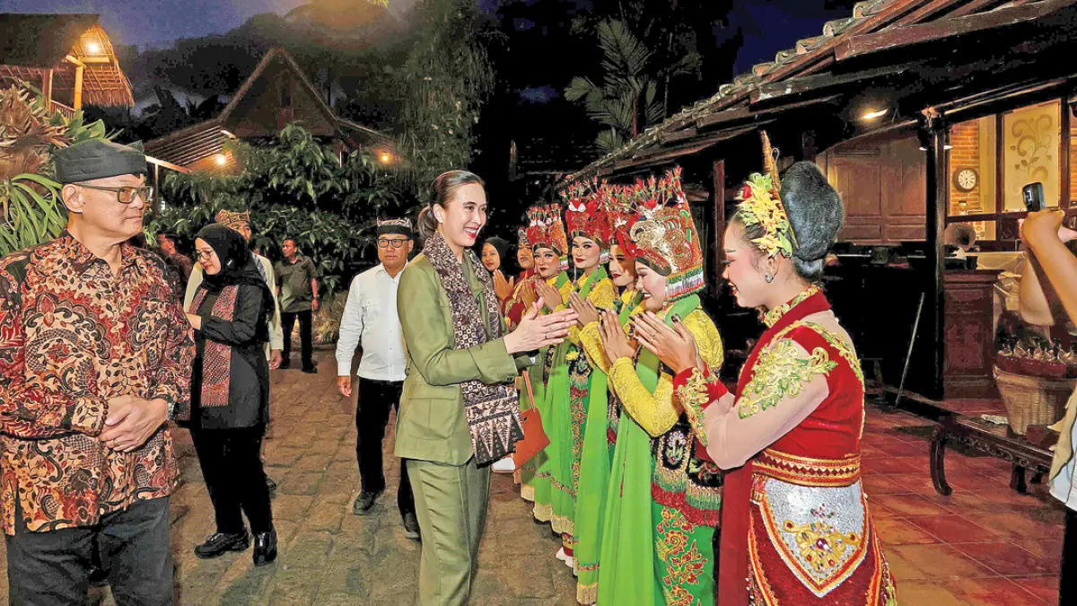 Menpar RI Widiyanti Putri Wardhana mengunjungi Sanggar Genjah Arum di Desa Kemiren, Kecamatan Glagah, Sabtu malam (25/7). (Humas Pemkab Banyuwangi)