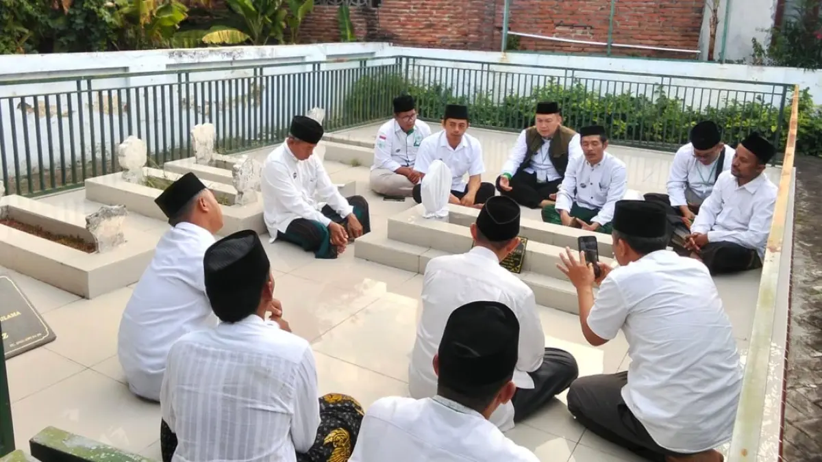 Menyambung Sanad Perjuangan, Kader NU Banyuwangi Ziarahi Maqbarah Muassis. (Syaifuddin Mahmud/Radar Banyuwangi)