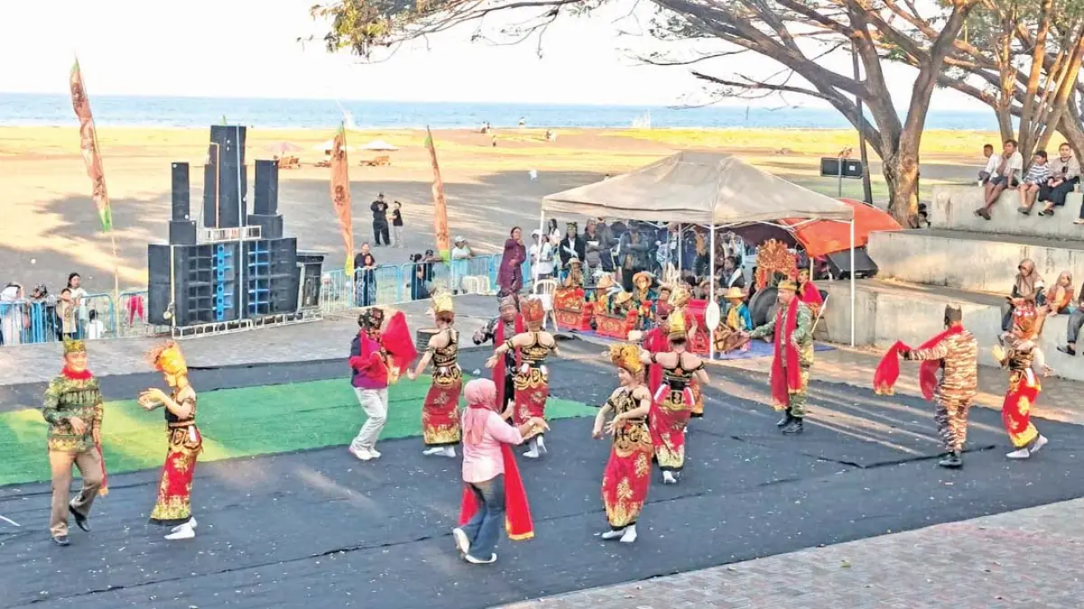 VIEW SELAT BALI: Penampilan gandrung pada acara Samar Wulu Art Perform di area Amfiteater Pantai Boom Banyuwangi, Sabtu (25/7). (Ponco/Radar Banyuwangi)