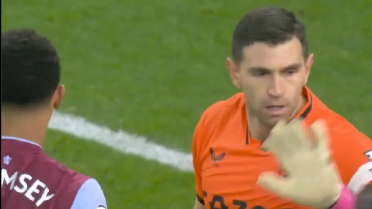 BURUAN: Emiliano Martinez jadi buruan Juventus (Aston Villa)