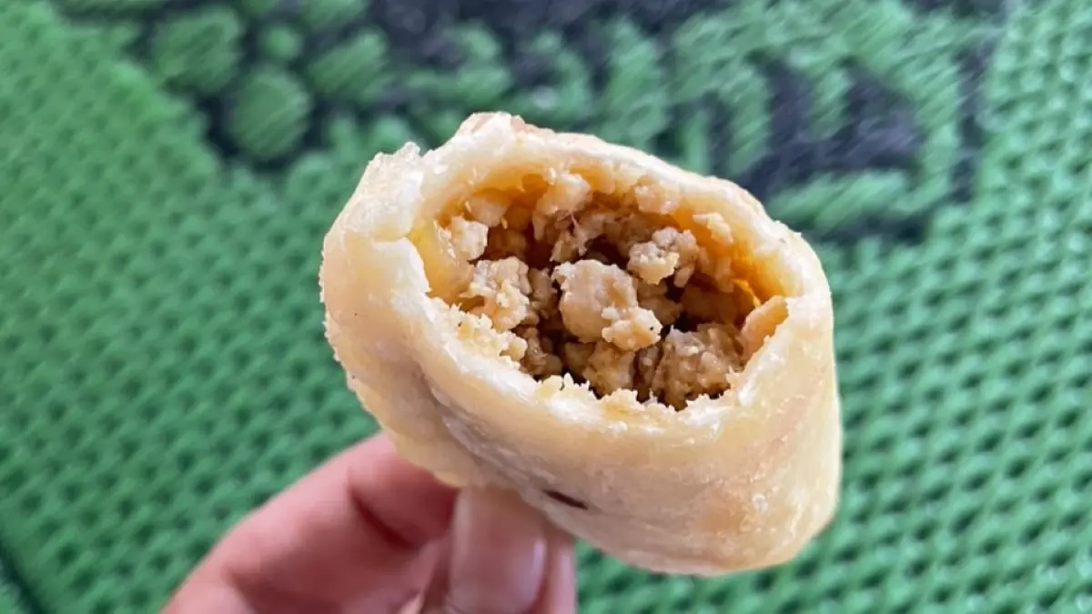 Cireng isi masih menjadi jajanan favorit masyarakat. (Desi untuk Radar Banyuwangi)