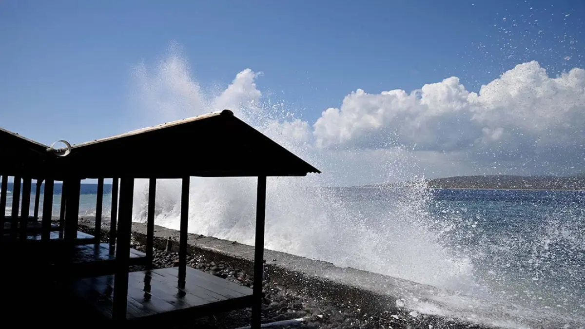DEBUR OMBAK: Ombak tinggi menghantam bibir pantai deretan warung Watudodol, Senin (27/7). Pengguna jasa penyeberangan laut diminta untuk berhati-hati dan terus memantau kondisi cuaca. (Ramada Kusuma/Radar Banyuwangi)