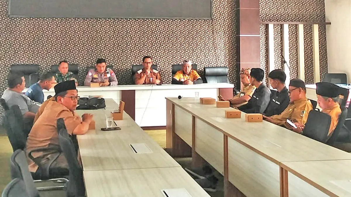 GODOK ATURAN: Panitia HUT ke-81 RI Kecamatan Genteng menggelar rapat membahas karnaval umum di wilayah setempat Sabtu (27/7). (Salis Ali/Radar Banyuwangi)