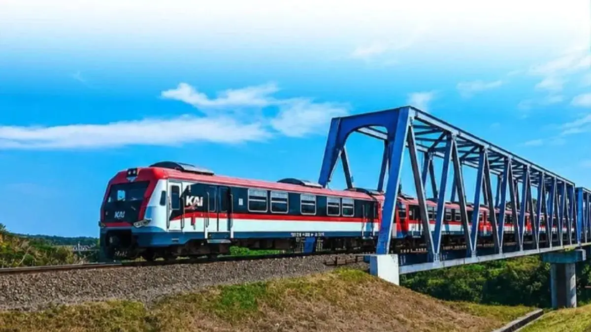 KAI mencatat efisiensi energi sepanjang 2025 dengan konsumsi turun 15,39 persen di tengah peningkatan pelanggan dan volume angkutan barang. (Antara)