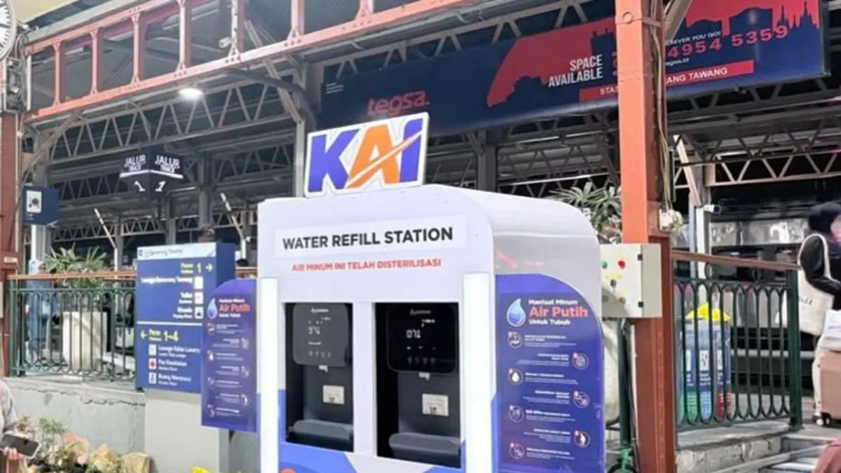KAI menghadirkan 124 Water Station gratis di 58 stasiun untuk memudahkan pelanggan mengisi ulang air minum. (Antara)