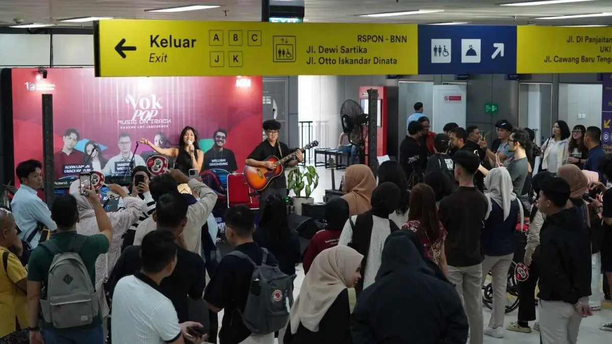 LRT Jabodebek mengembangkan stasiun sebagai ruang publik modern melalui berbagai inovasi layanan. (Antara)