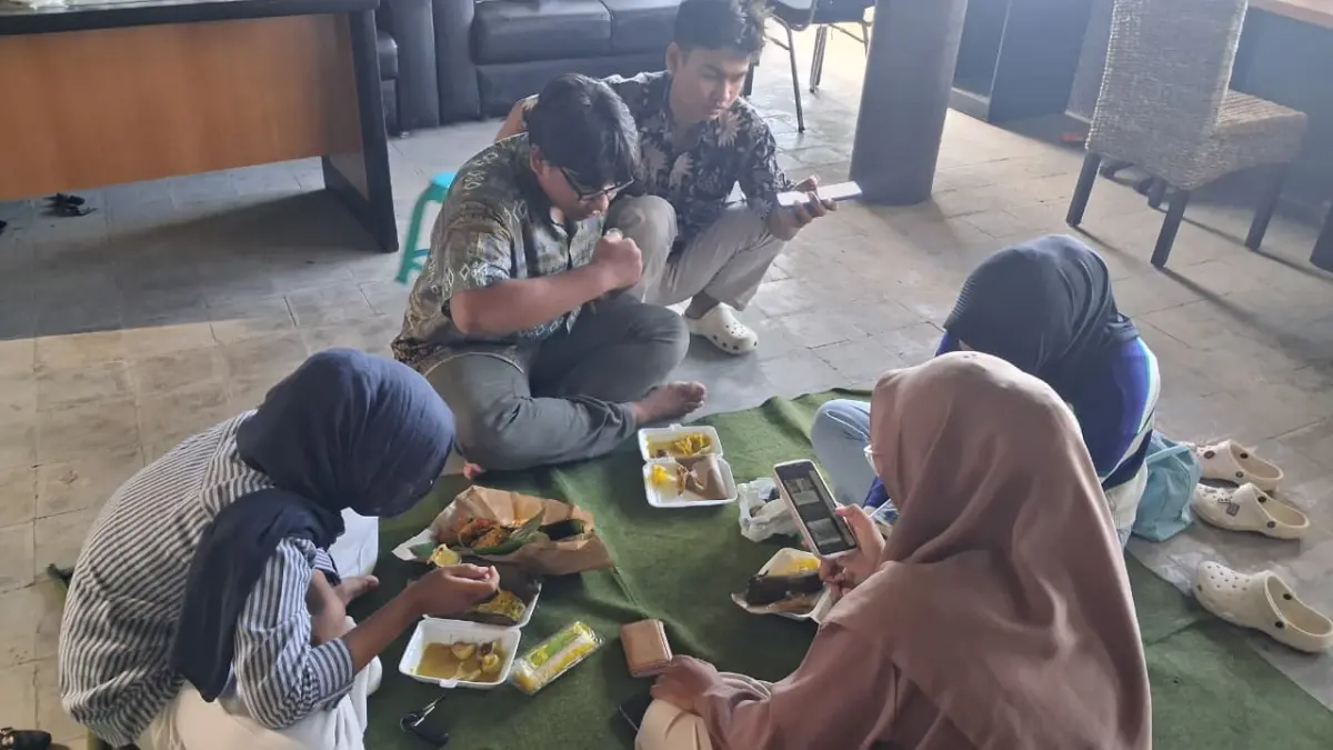 Makan bersama ternyata bukan hanya membuat makanan terasa lebih nikmat. (Meivira untuk Radar Banyuwangi)