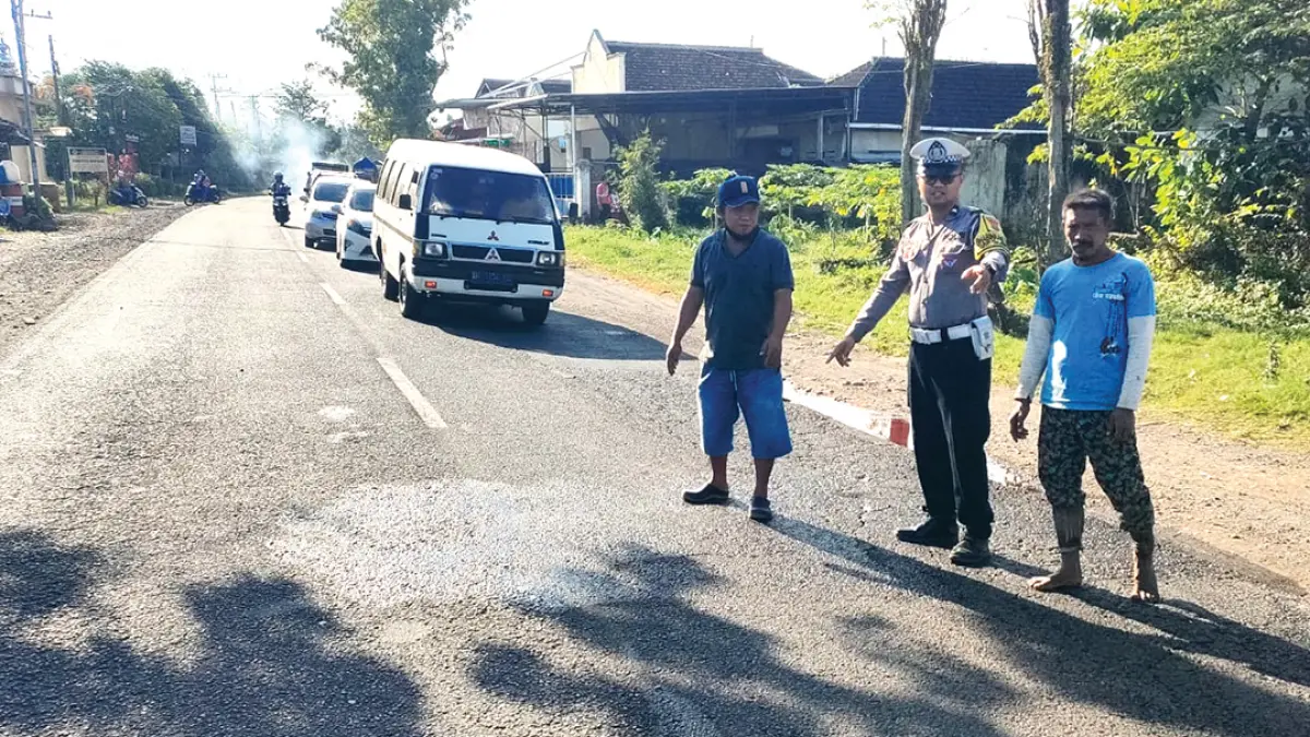 PERIKSA LOKASI: Anggota Unit Lantas Polsek Genteng saat olah tempat kejadian perkara kecelakaan di Jalan Raya Jember–Genteng, tepatnya di Dusun Curah Tangi Timur, Desa Setail, Kecamatan Genteng, Sabtu sore (25/7). (Foto: Polsek Genteng)