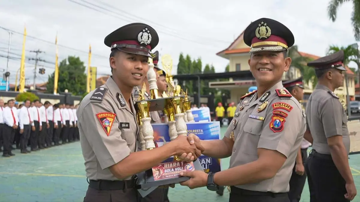 Polresta Banyuwangi Beri Penghargaan Juara Lomba Hari Bhayangkara ke-80. (Humas Polresta Banyuwangi)