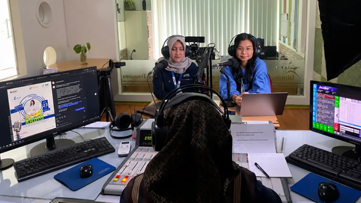 RAMAH: Dokter Idama Asido Rohana Simanjuntak Sp THT BKL sedang melakukan edukasi kesehatan kepada masyarakat secara live talk. (Foto: RUSTIDA)